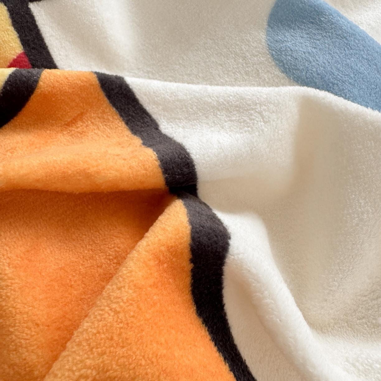 91家纺网 家纺一手货源 找家纺 希诺家居 2025新款大版卡通牛奶绒数码印花四件套 牛奶绒-滑板腊肠狗