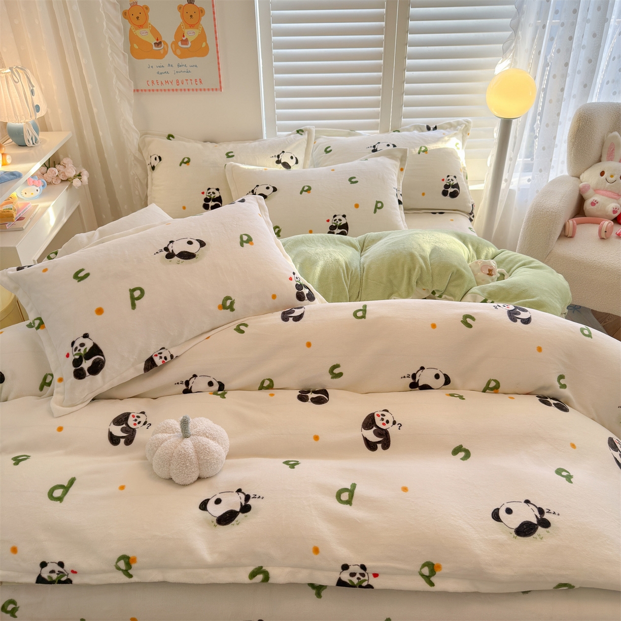 91家纺网 家纺一手货源 找家纺 名兮家居 2025新款卡通时尚风高克重印花牛奶绒四件套 字母熊猫