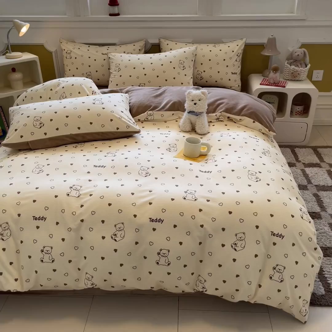 91家纺网 家纺一手货源 找家纺 羚羊语家纺 2025新款灯芯绒 温暖颂系列-印花牛奶绒四件套高克重简约卡通花卉提花加厚保暖床单床笠三件套（买家秀请联系客服!） 温暖颂-小熊奇遇