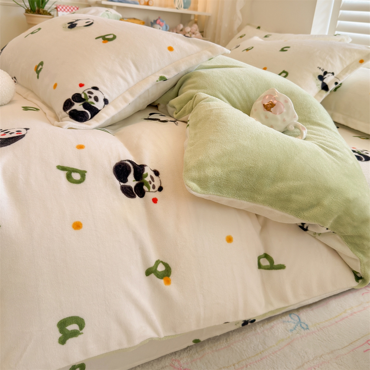 91家纺网 家纺一手货源 找家纺 名兮家居 2025新款卡通时尚风高克重印花牛奶绒四件套 字母熊猫