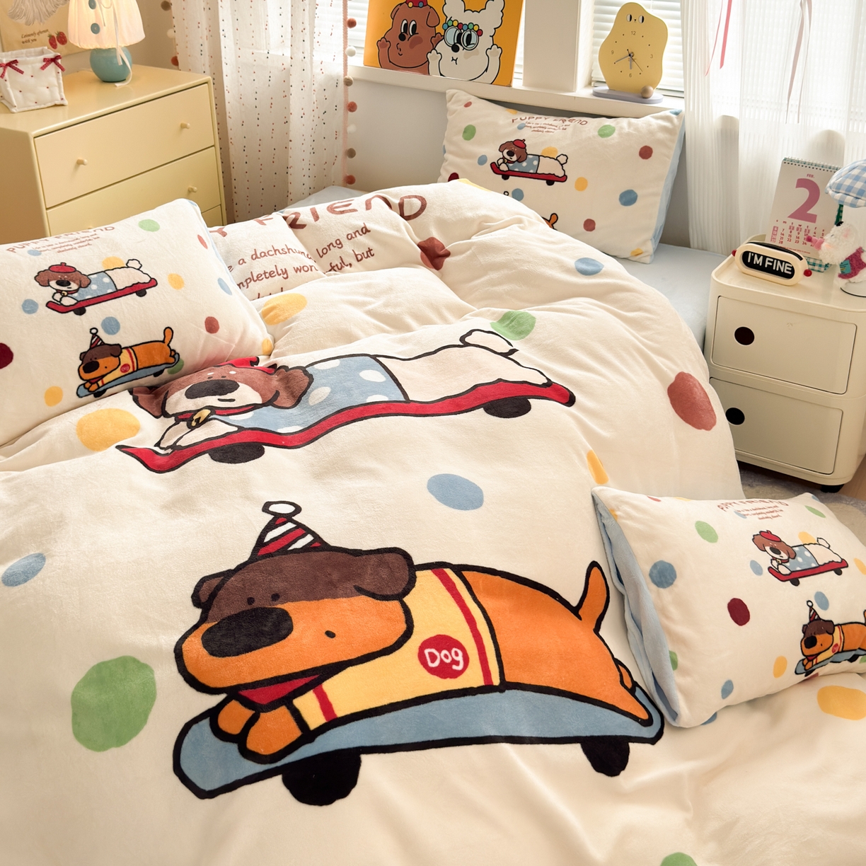 91家纺网 家纺一手货源 找家纺 希诺家居 2025新款大版卡通牛奶绒数码印花四件套 牛奶绒-滑板腊肠狗