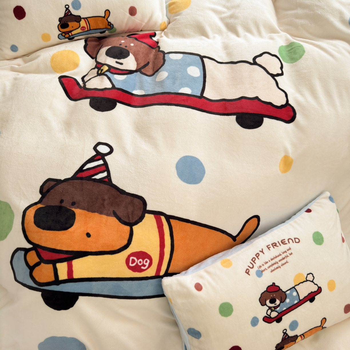 91家纺网 家纺一手货源 找家纺 希诺家居 2025新款大版卡通牛奶绒数码印花四件套 牛奶绒-滑板腊肠狗