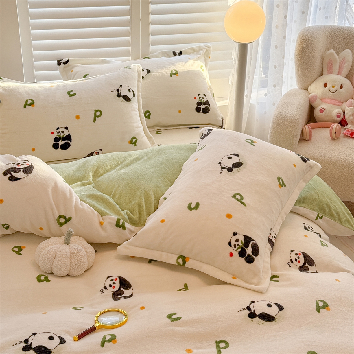 91家纺网 家纺一手货源 找家纺 名兮家居 2025新款卡通时尚风高克重印花牛奶绒四件套 字母熊猫