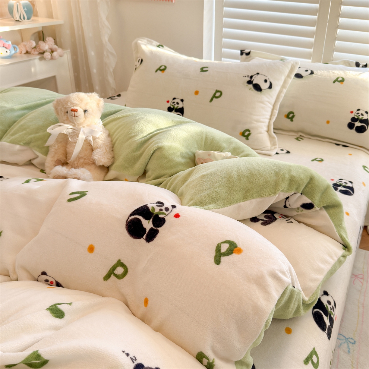 91家纺网 家纺一手货源 找家纺 名兮家居 2025新款卡通时尚风高克重印花牛奶绒四件套 字母熊猫