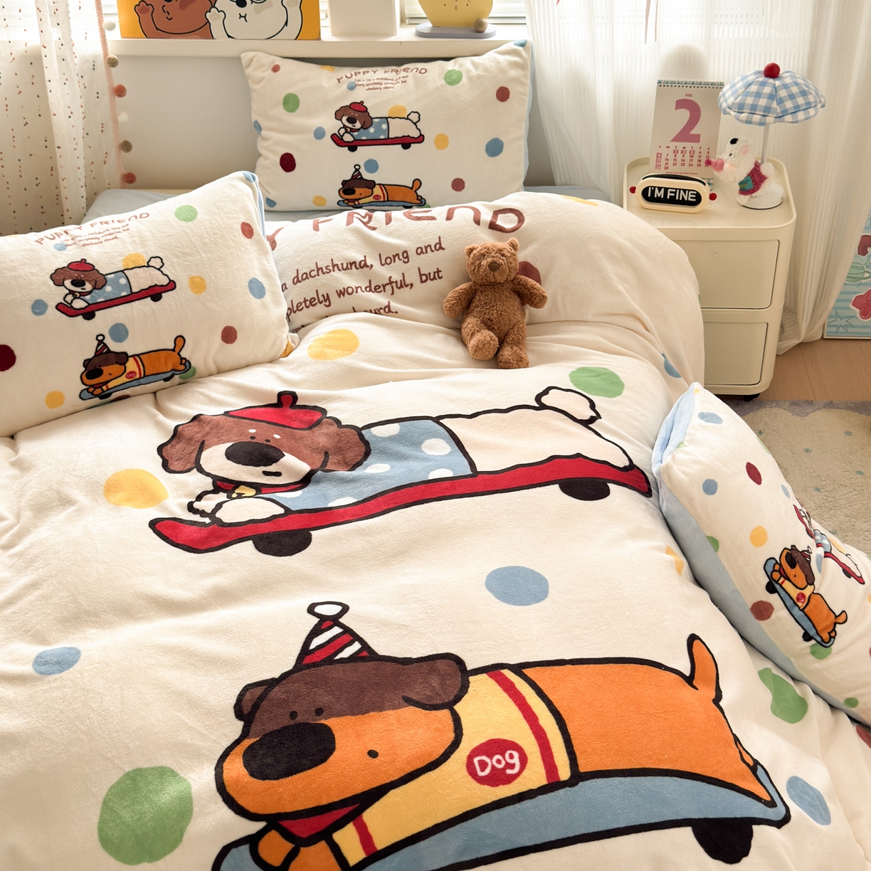 91家纺网 家纺一手货源 找家纺 希诺家居 2025新款大版卡通牛奶绒数码印花四件套 牛奶绒-滑板腊肠狗