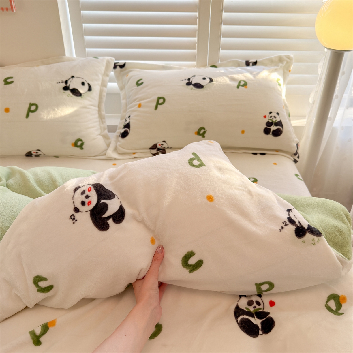 91家纺网 家纺一手货源 找家纺 名兮家居 2025新款卡通时尚风高克重印花牛奶绒四件套 字母熊猫