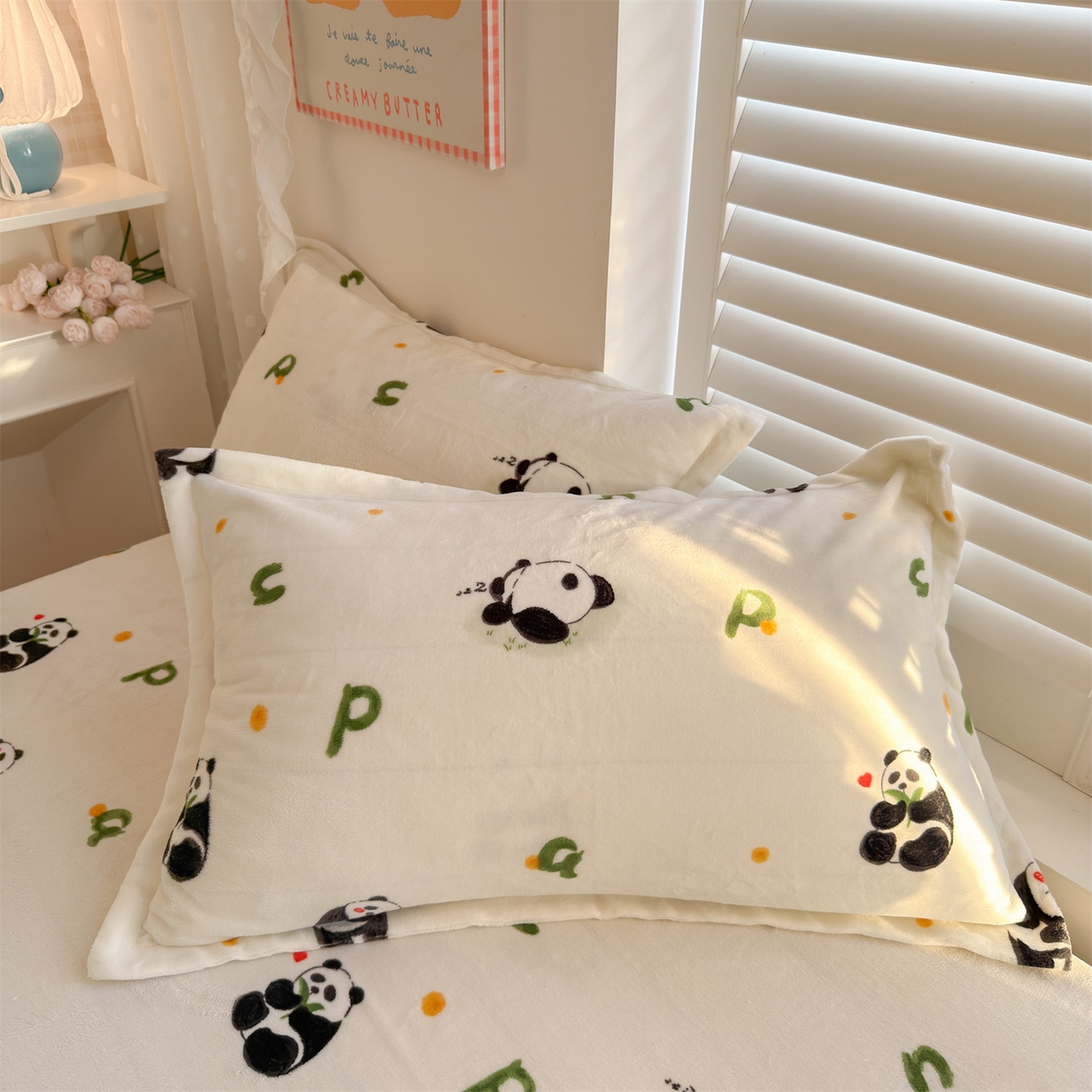91家纺网 家纺一手货源 找家纺 名兮家居 2025新款卡通时尚风高克重印花牛奶绒四件套 字母熊猫