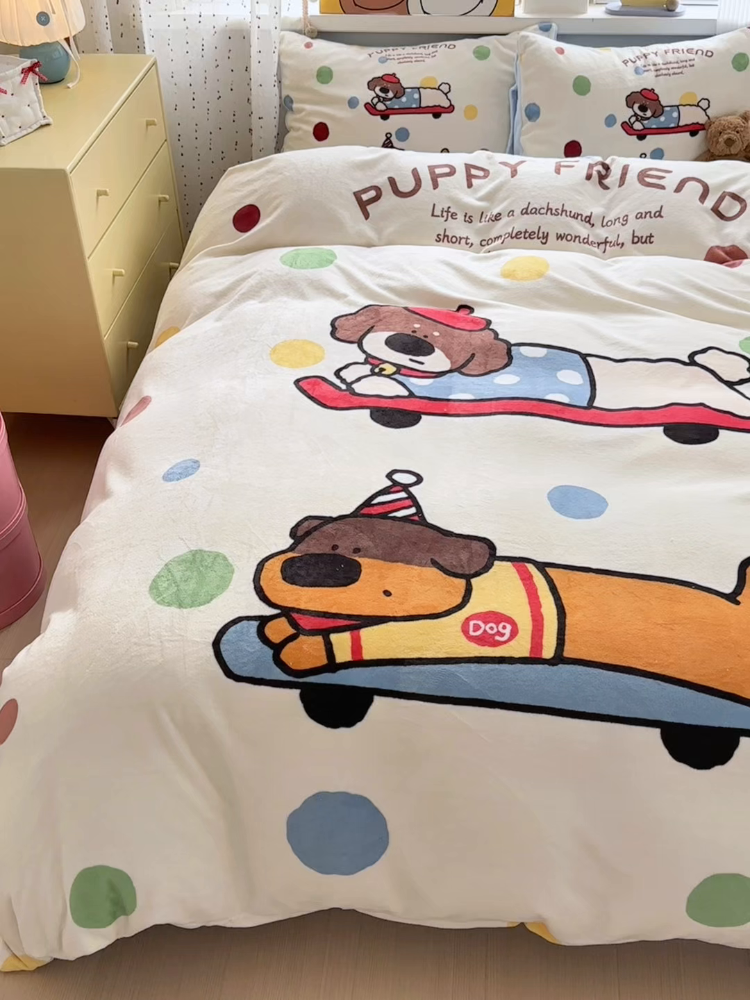 91家纺网 家纺一手货源 找家纺 希诺家居 2025新款大版卡通牛奶绒数码印花四件套 牛奶绒-滑板腊肠狗