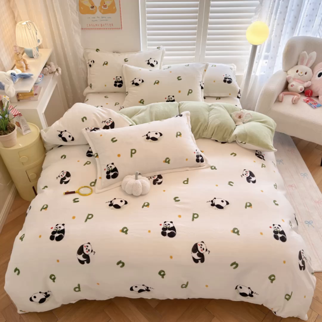 91家纺网 家纺一手货源 找家纺 名兮家居 2025新款卡通时尚风高克重印花牛奶绒四件套 字母熊猫
