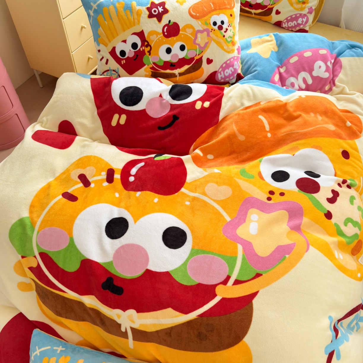 91家纺网 家纺一手货源 找家纺 希诺家居 2025新款大版卡通牛奶绒数码印花四件套 牛奶绒-薯条汉堡