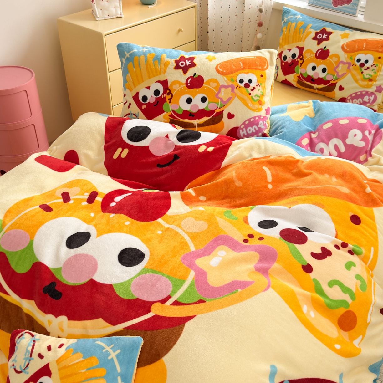 91家纺网 家纺一手货源 找家纺 希诺家居 2025新款大版卡通牛奶绒数码印花四件套 牛奶绒-薯条汉堡