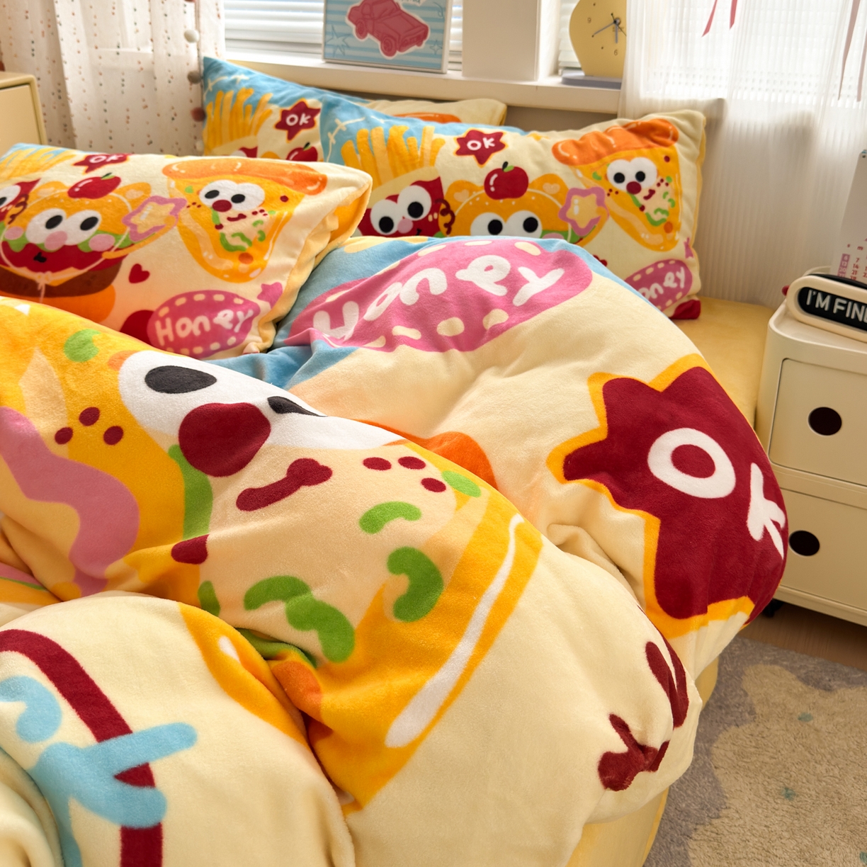 91家纺网 家纺一手货源 找家纺 希诺家居 2025新款大版卡通牛奶绒数码印花四件套 牛奶绒-薯条汉堡