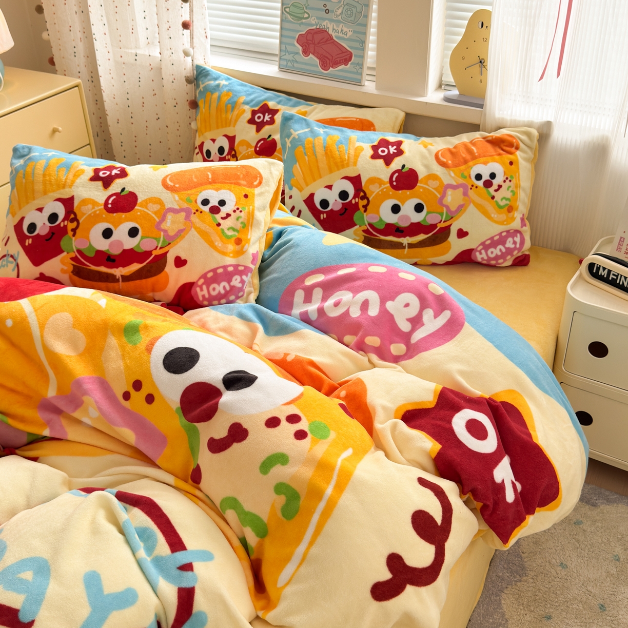 91家纺网 家纺一手货源 找家纺 希诺家居 2025新款大版卡通牛奶绒数码印花四件套 牛奶绒-薯条汉堡