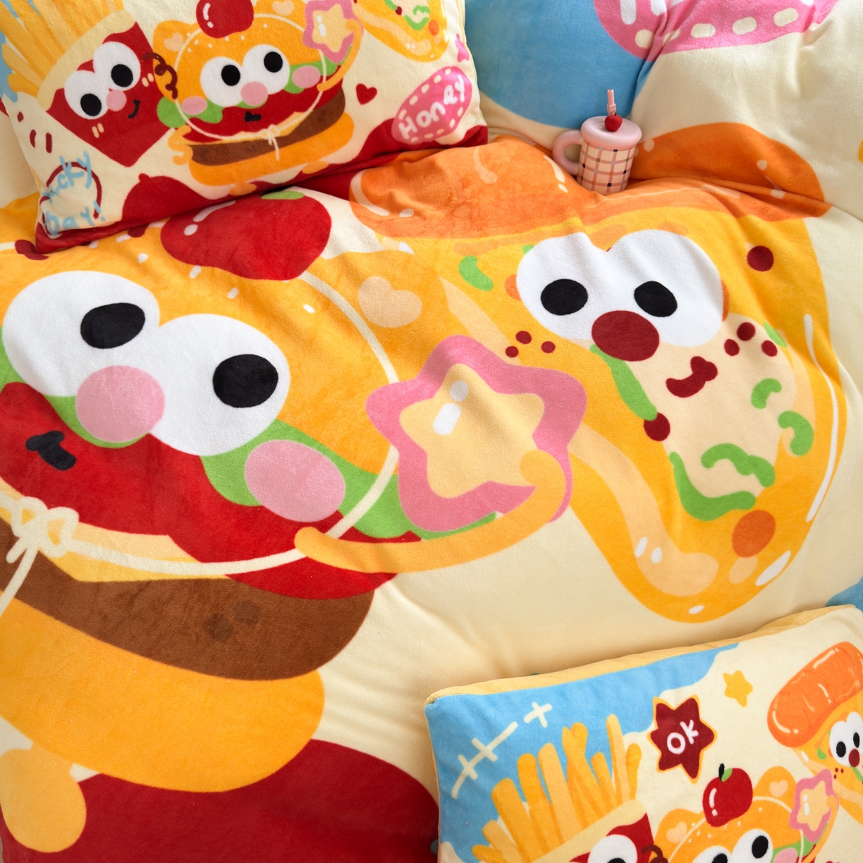 91家纺网 家纺一手货源 找家纺 希诺家居 2025新款大版卡通牛奶绒数码印花四件套 牛奶绒-薯条汉堡