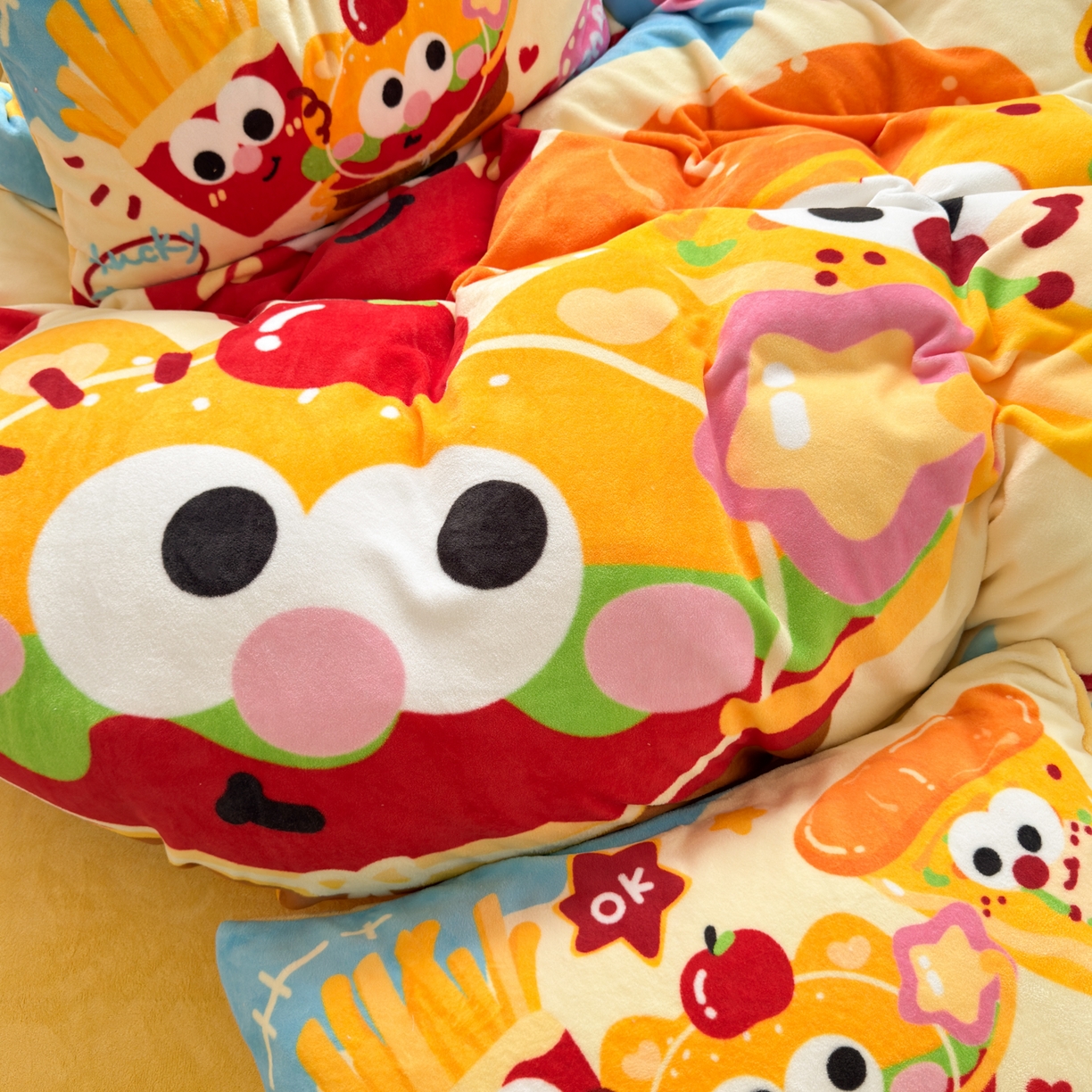 91家纺网 家纺一手货源 找家纺 希诺家居 2025新款大版卡通牛奶绒数码印花四件套 牛奶绒-薯条汉堡