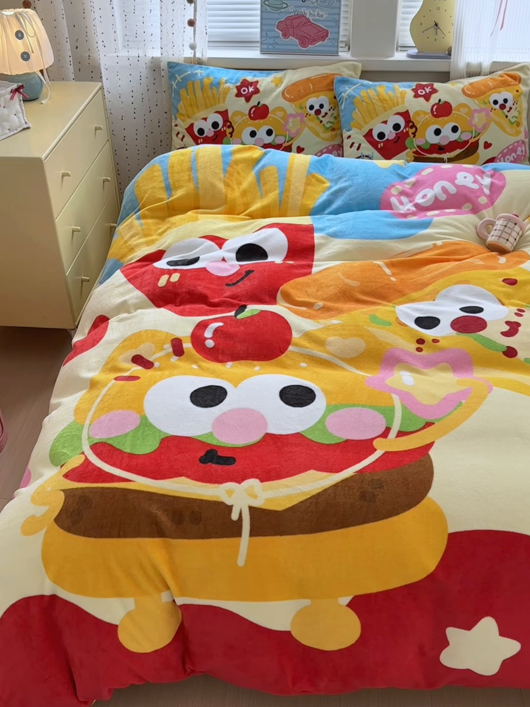 91家纺网 家纺一手货源 找家纺 希诺家居 2025新款大版卡通牛奶绒数码印花四件套 牛奶绒-薯条汉堡