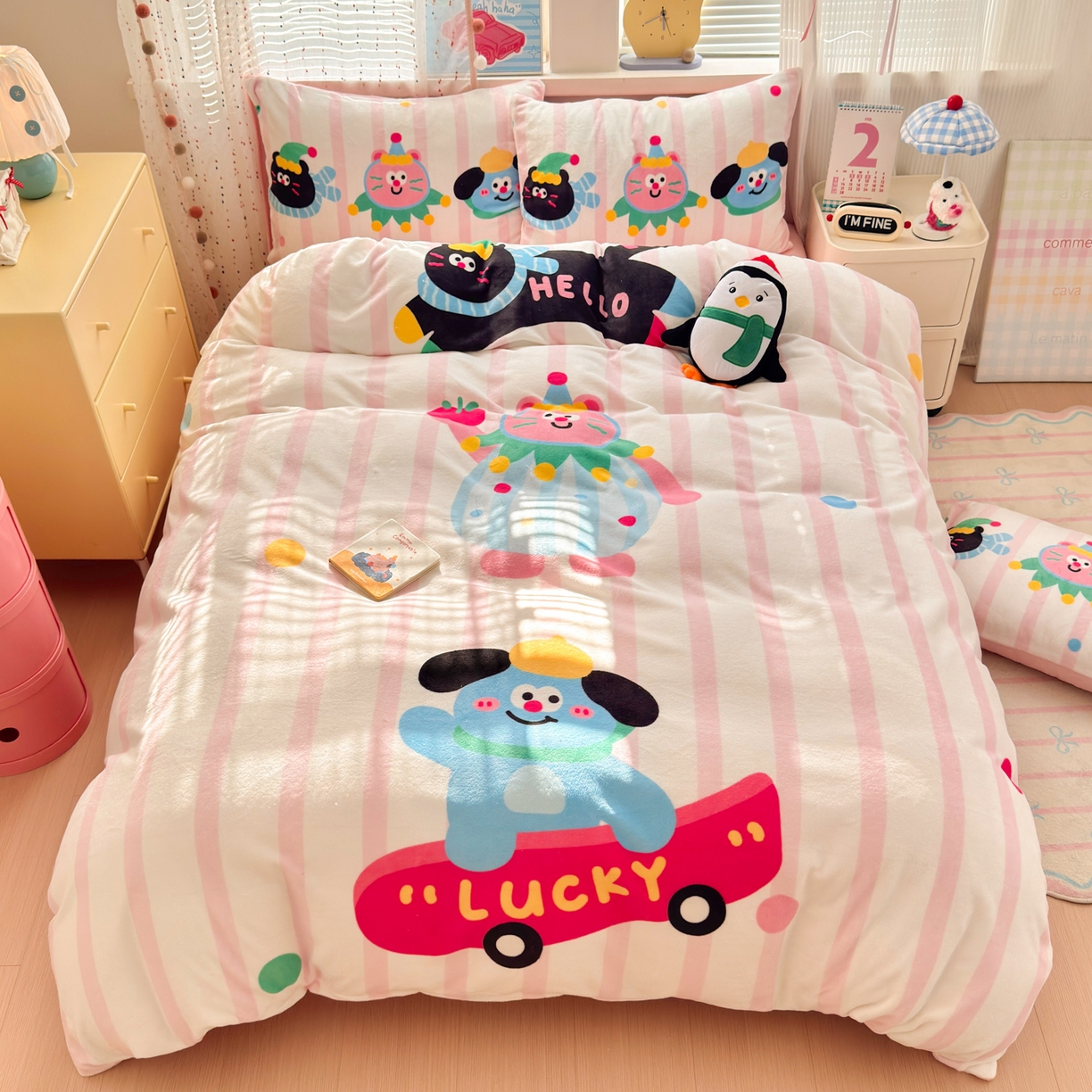 91家纺网 家纺一手货源 找家纺 希诺家居 2025新款大版卡通牛奶绒数码印花四件套 牛奶绒-条纹派对