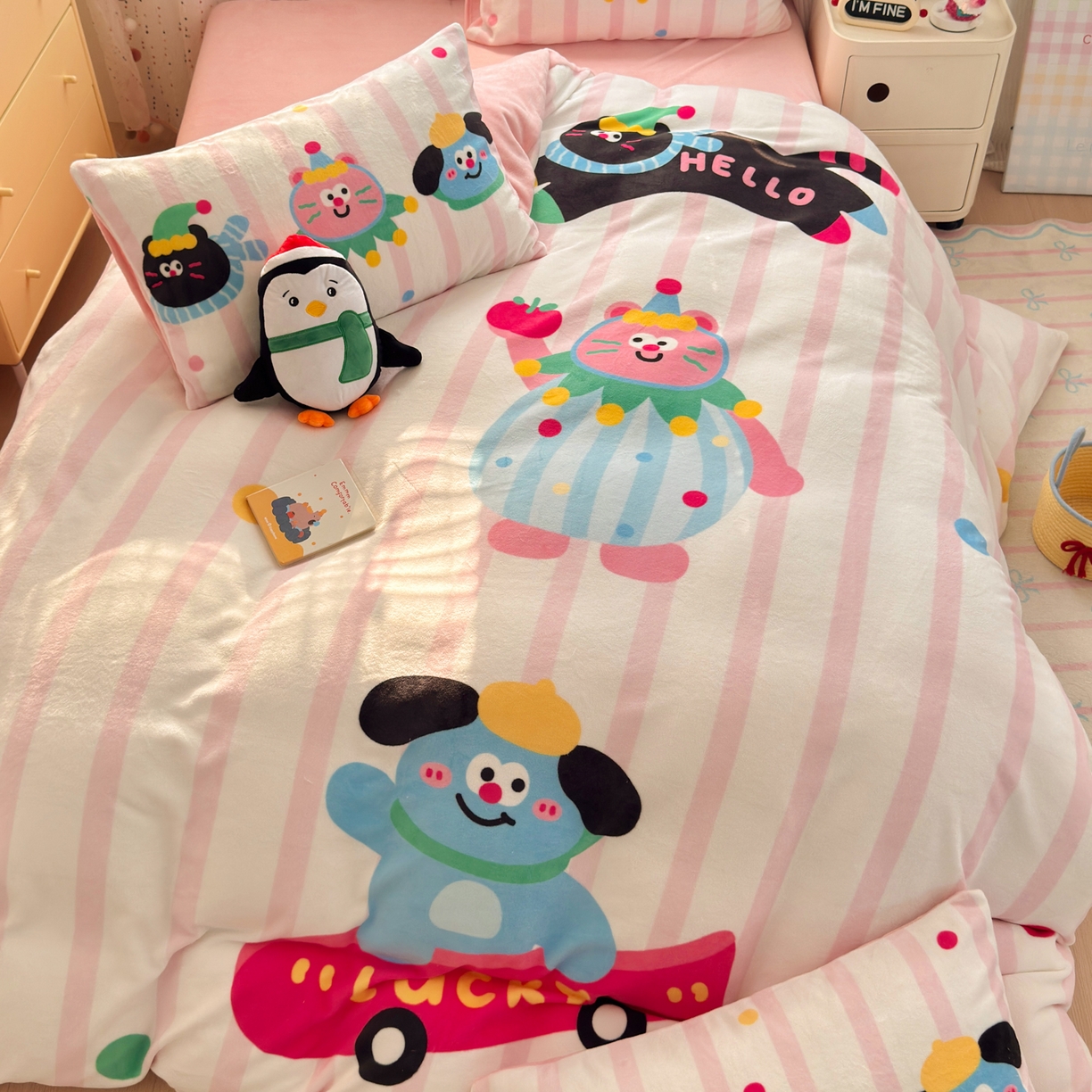 91家纺网 家纺一手货源 找家纺 希诺家居 2025新款大版卡通牛奶绒数码印花四件套 牛奶绒-条纹派对