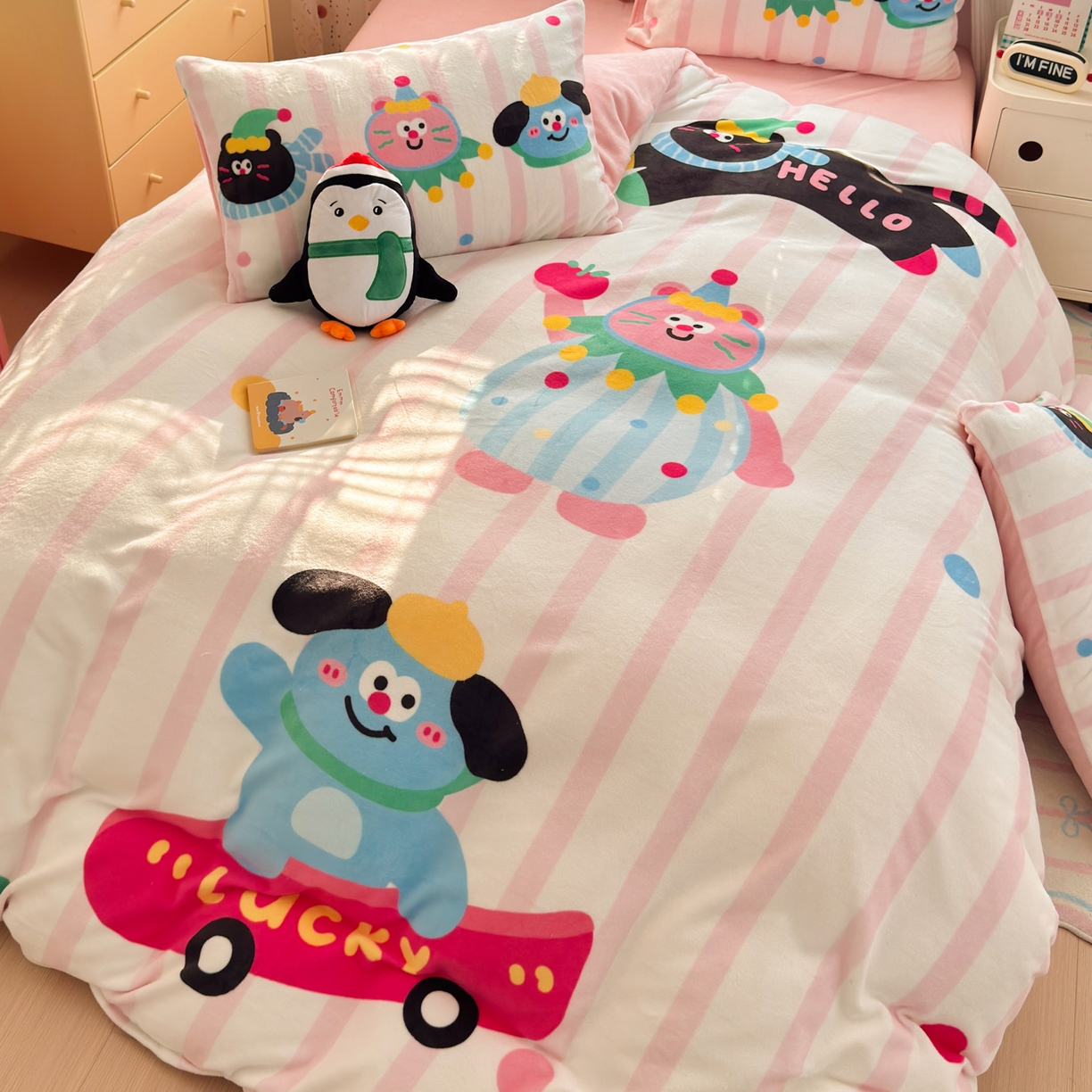 91家纺网 家纺一手货源 找家纺 希诺家居 2025新款大版卡通牛奶绒数码印花四件套 牛奶绒-条纹派对