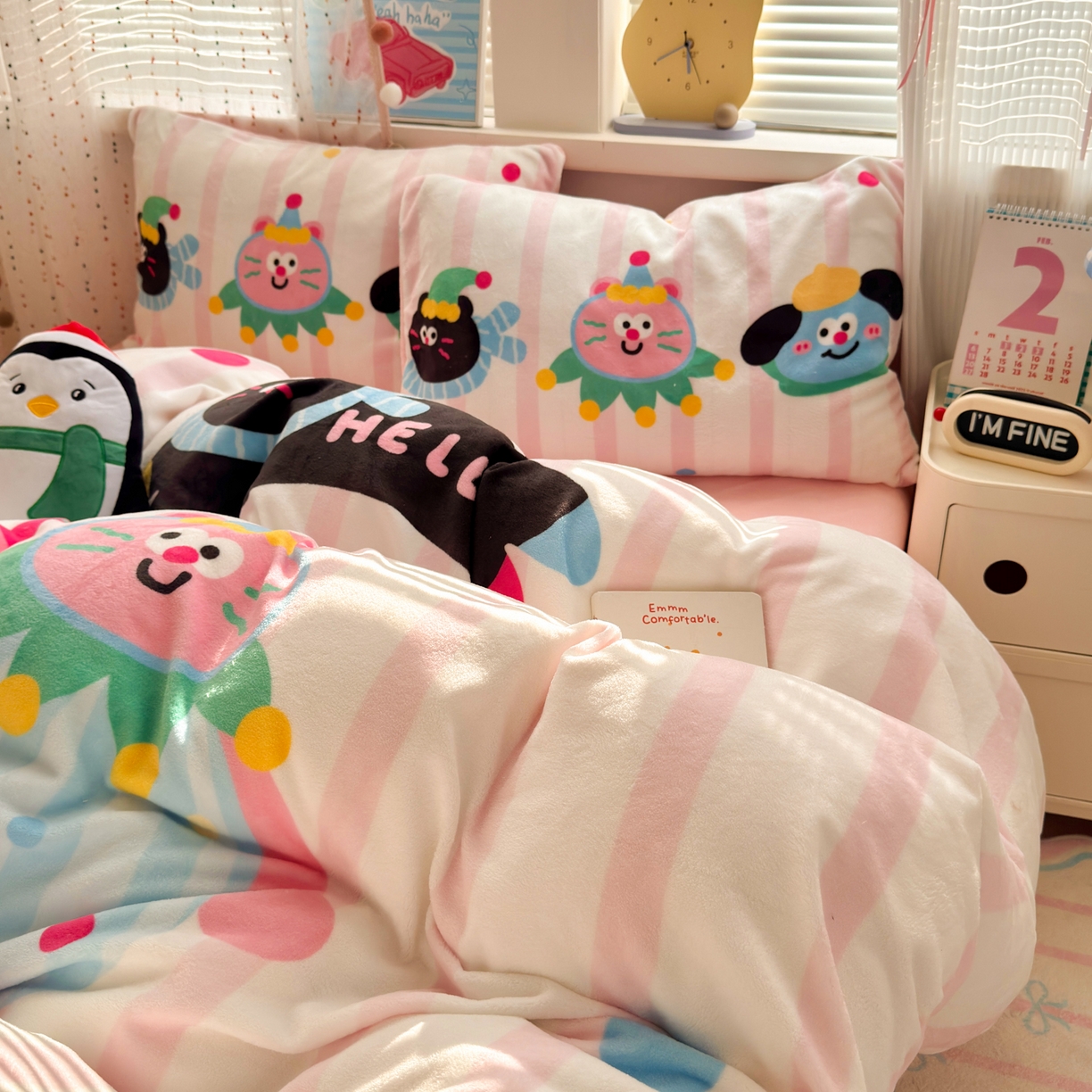 91家纺网 家纺一手货源 找家纺 希诺家居 2025新款大版卡通牛奶绒数码印花四件套 牛奶绒-条纹派对