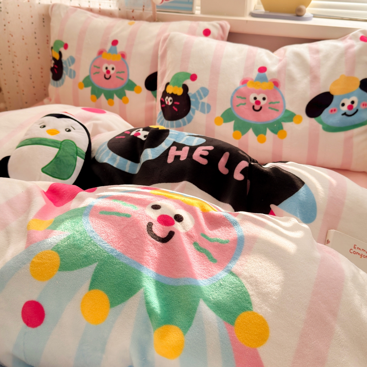 91家纺网 家纺一手货源 找家纺 希诺家居 2025新款大版卡通牛奶绒数码印花四件套 牛奶绒-条纹派对