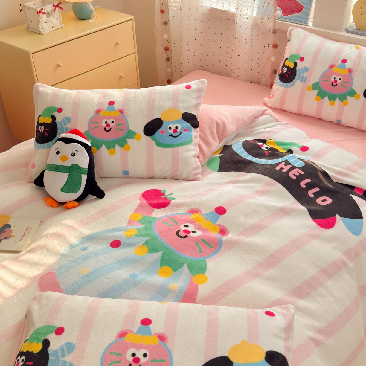 91家纺网 家纺一手货源 找家纺 希诺家居 2025新款大版卡通牛奶绒数码印花四件套 牛奶绒-条纹派对