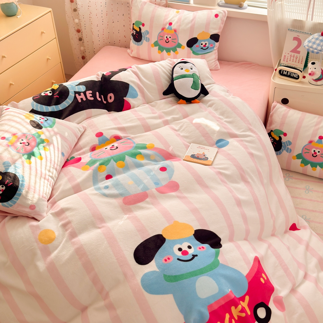 91家纺网 家纺一手货源 找家纺 希诺家居 2025新款大版卡通牛奶绒数码印花四件套 牛奶绒-条纹派对