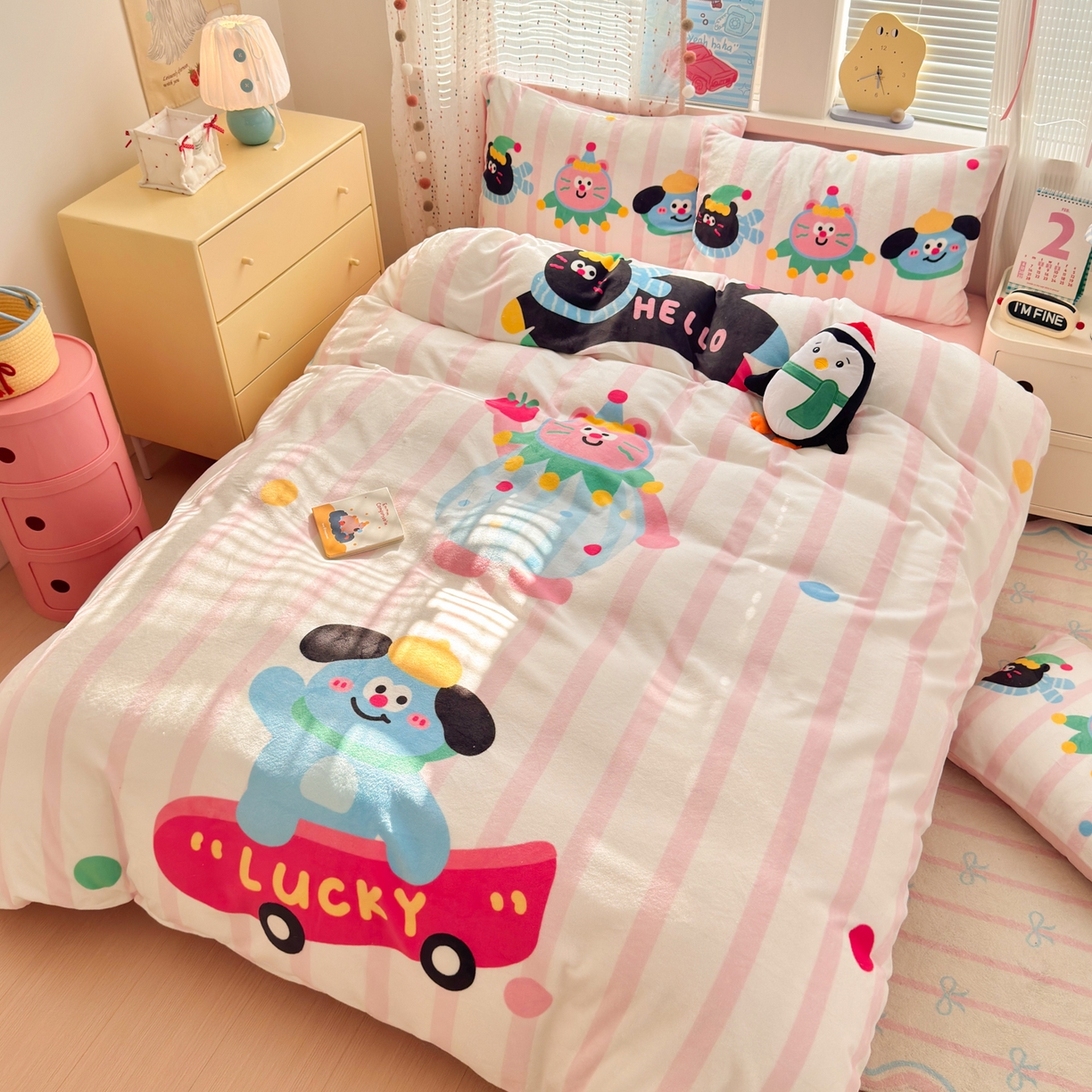 91家纺网 家纺一手货源 找家纺 希诺家居 2025新款大版卡通牛奶绒数码印花四件套 牛奶绒-条纹派对