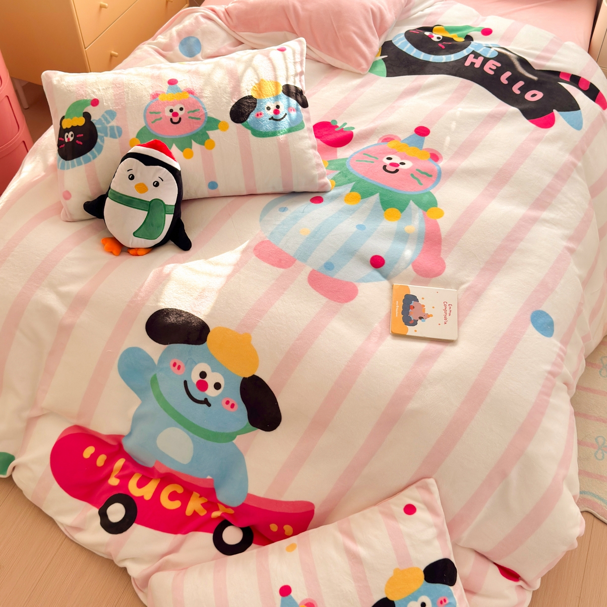 91家纺网 家纺一手货源 找家纺 希诺家居 2025新款大版卡通牛奶绒数码印花四件套 牛奶绒-条纹派对