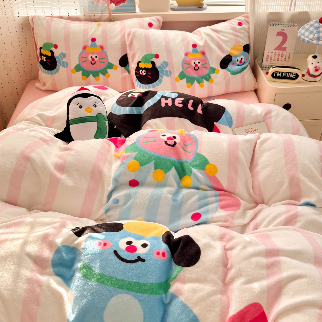 91家纺网 家纺一手货源 找家纺 希诺家居 2025新款大版卡通牛奶绒数码印花四件套 牛奶绒-条纹派对