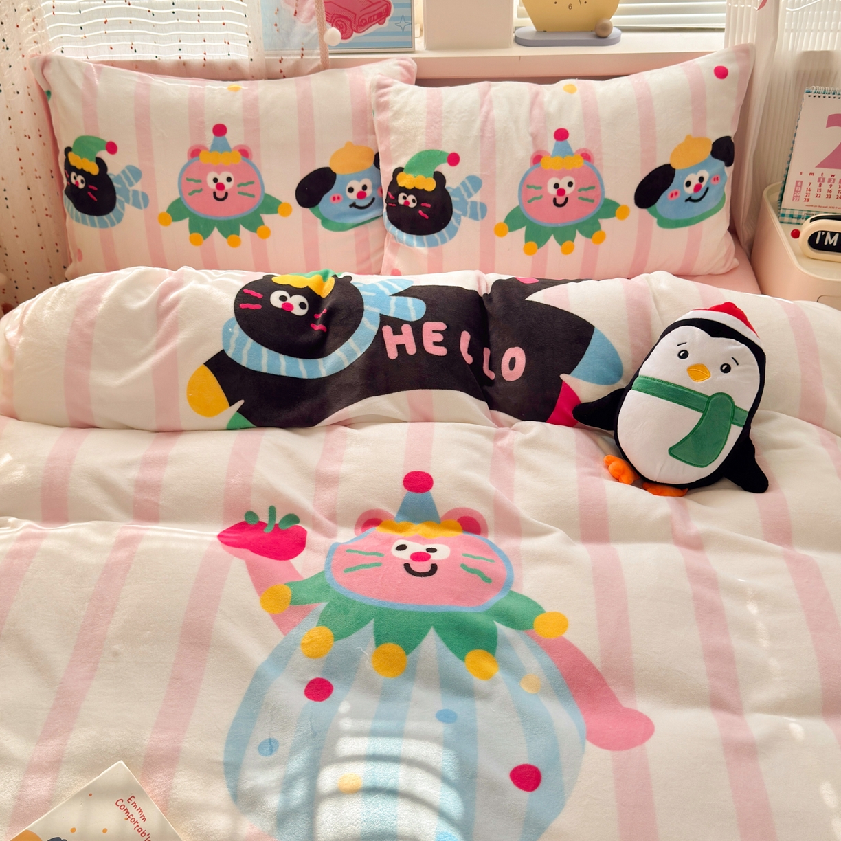 91家纺网 家纺一手货源 找家纺 希诺家居 2025新款大版卡通牛奶绒数码印花四件套 牛奶绒-条纹派对