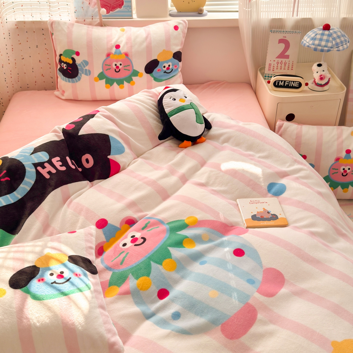 91家纺网 家纺一手货源 找家纺 希诺家居 2025新款大版卡通牛奶绒数码印花四件套 牛奶绒-条纹派对