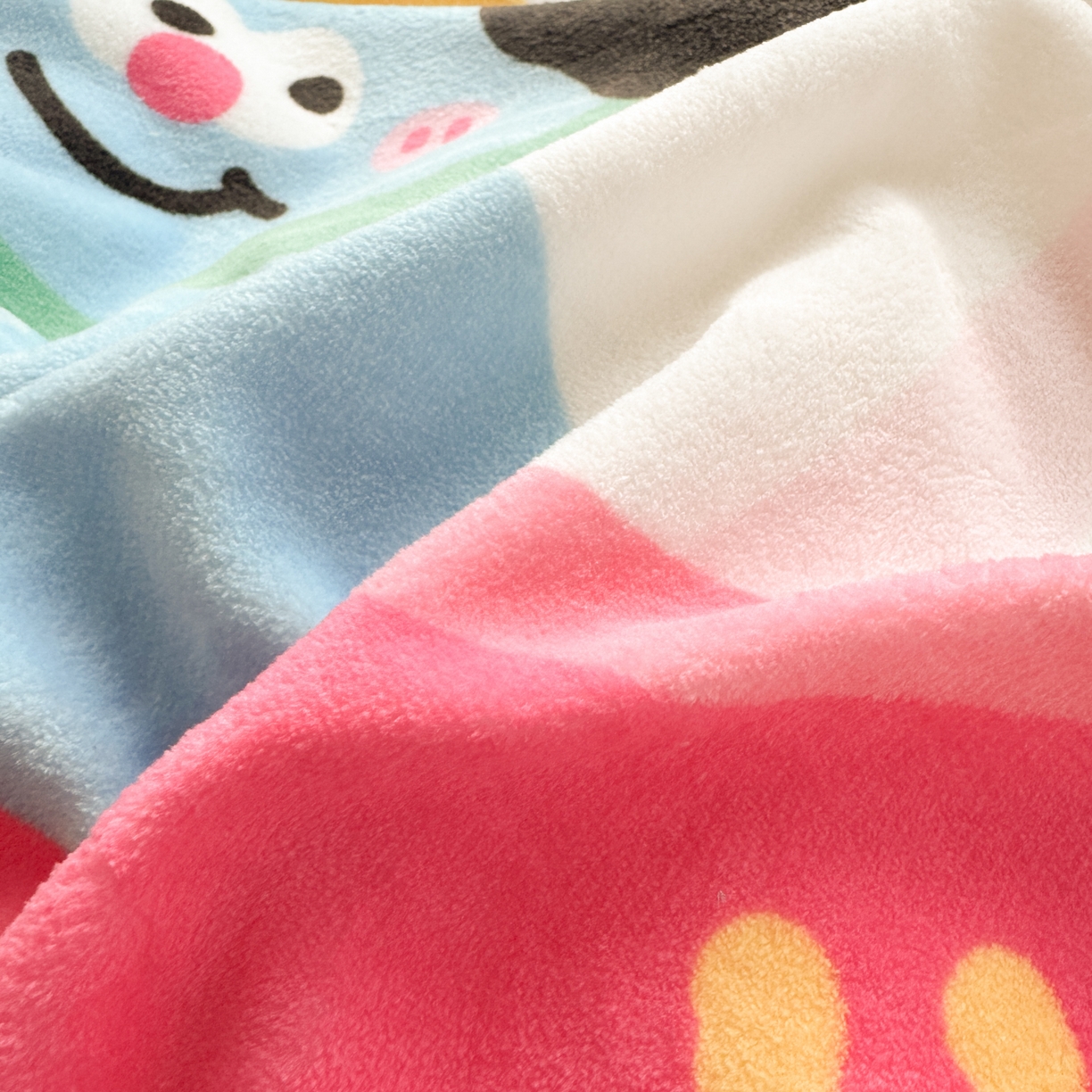 91家纺网 家纺一手货源 找家纺 希诺家居 2025新款大版卡通牛奶绒数码印花四件套 牛奶绒-条纹派对