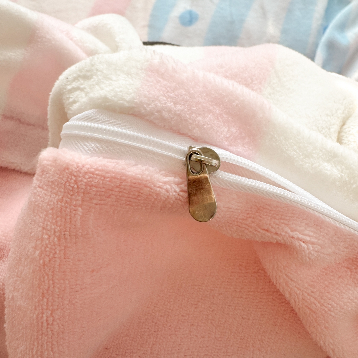 91家纺网 家纺一手货源 找家纺 希诺家居 2025新款大版卡通牛奶绒数码印花四件套 牛奶绒-条纹派对