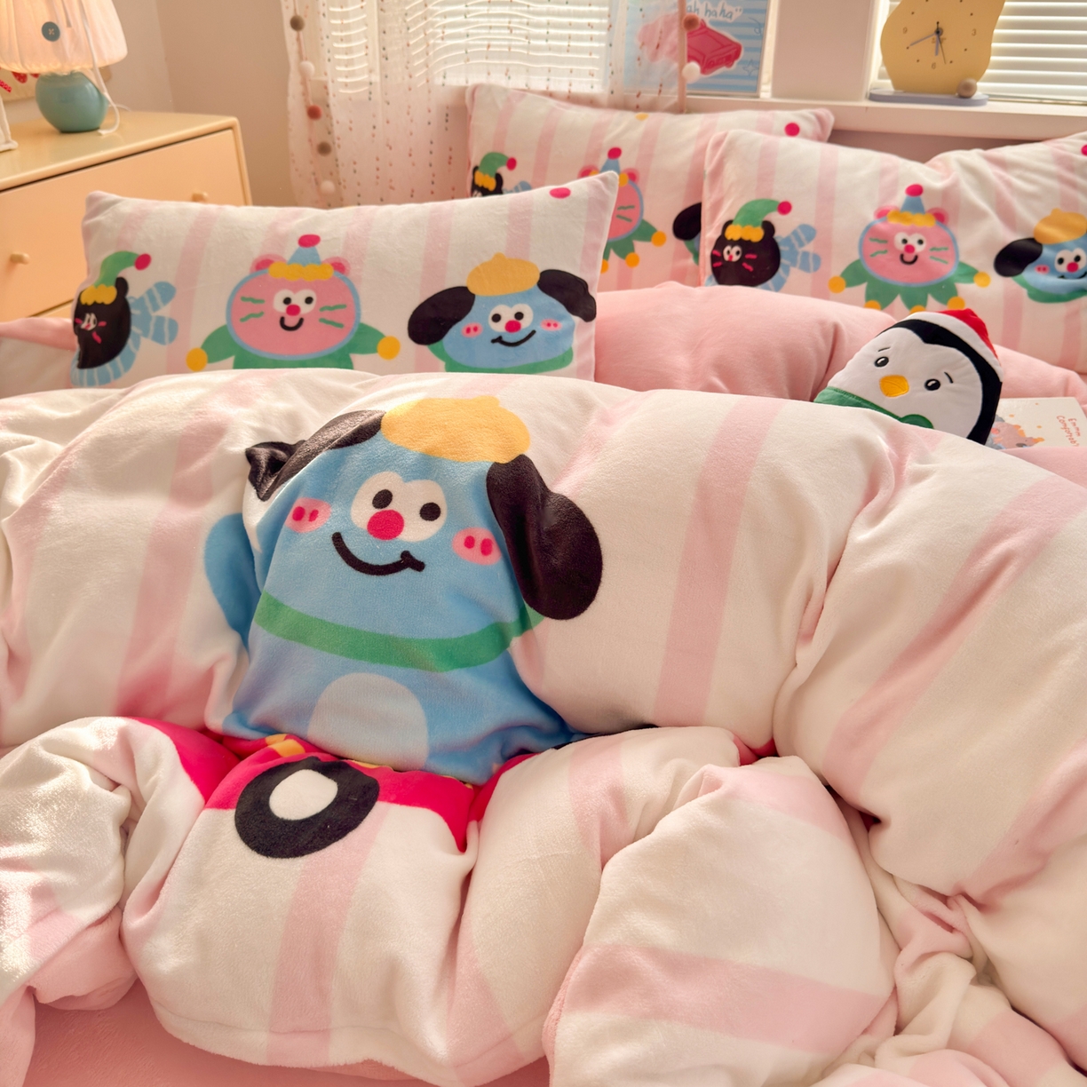 91家纺网 家纺一手货源 找家纺 希诺家居 2025新款大版卡通牛奶绒数码印花四件套 牛奶绒-条纹派对