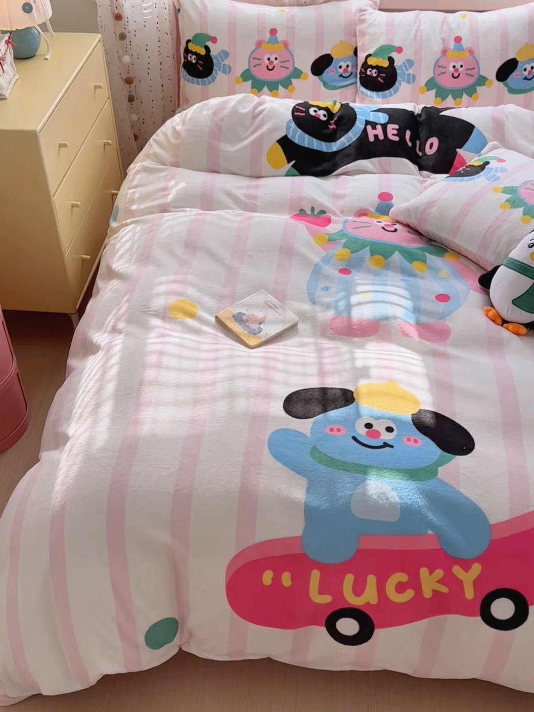 91家纺网 家纺一手货源 找家纺 希诺家居 2025新款大版卡通牛奶绒数码印花四件套 牛奶绒-条纹派对