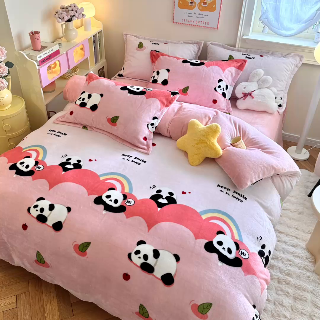 91家纺网 家纺一手货源 找家纺 名兮家居 2025新款卡通时尚风高克重印花牛奶绒四件套 彩虹熊猫-粉