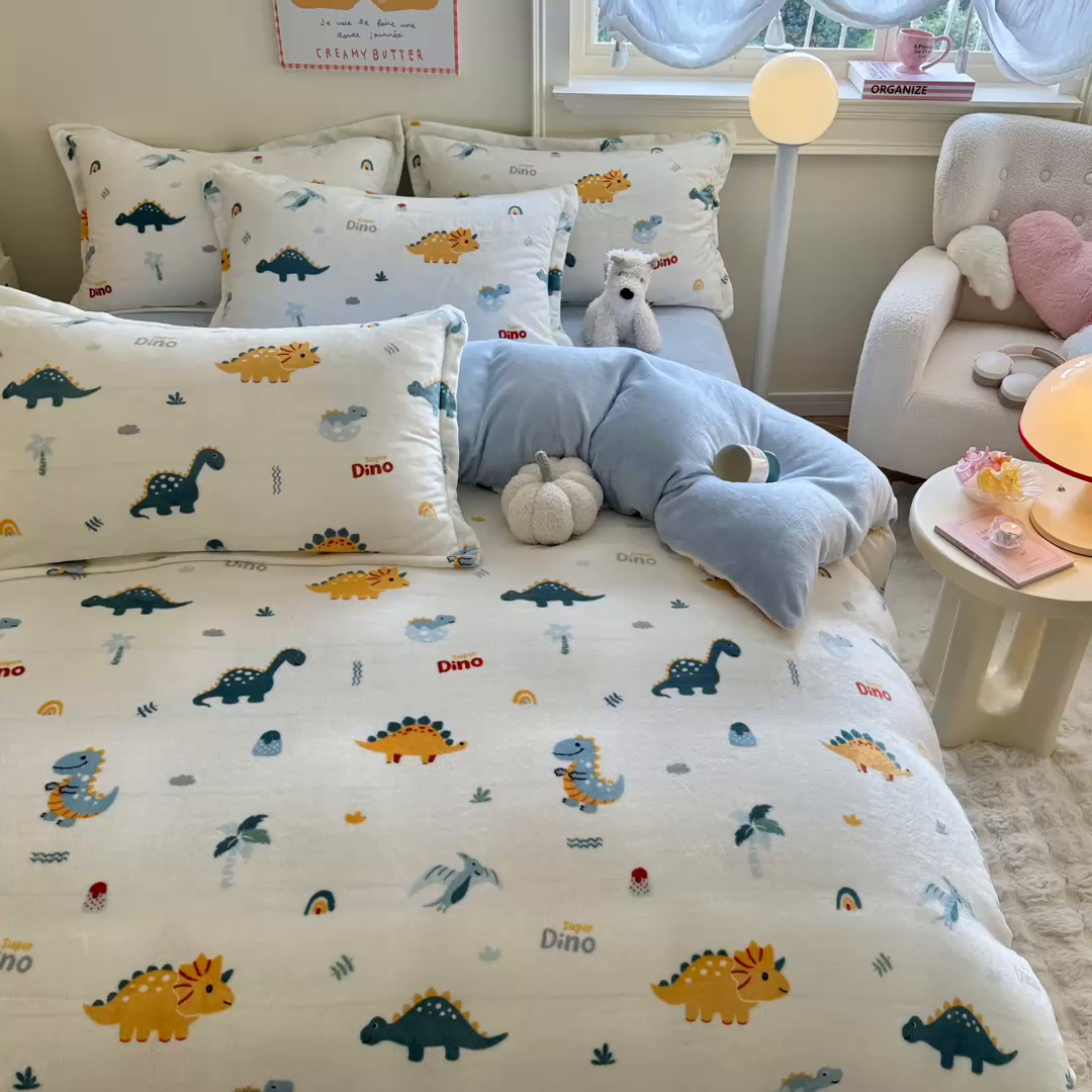 91家纺网 家纺一手货源 找家纺 名兮家居 2025新款卡通时尚风高克重印花牛奶绒四件套 恐龙多多