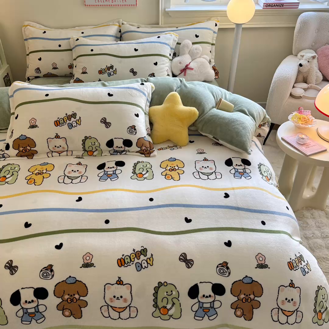 91家纺网 家纺一手货源 找家纺 名兮家居 2025新款卡通时尚风高克重印花牛奶绒四件套 快乐宝贝