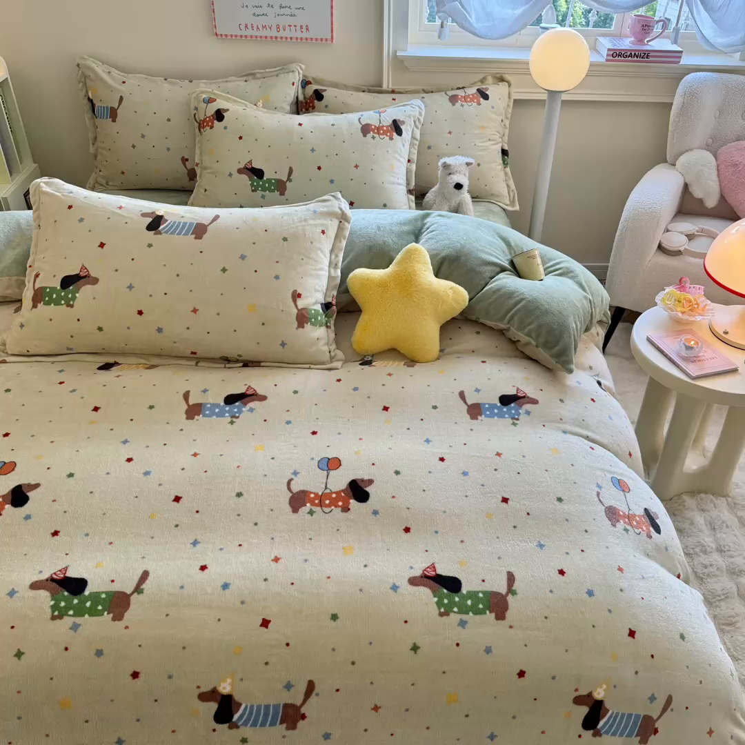 91家纺网 家纺一手货源 找家纺 名兮家居 2025新款卡通时尚风高克重印花牛奶绒四件套 腊肠狗