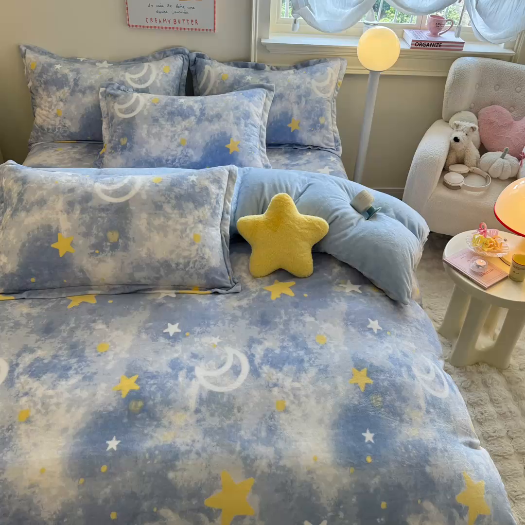 91家纺网 家纺一手货源 找家纺 名兮家居 2025新款卡通时尚风高克重印花牛奶绒四件套 满天星