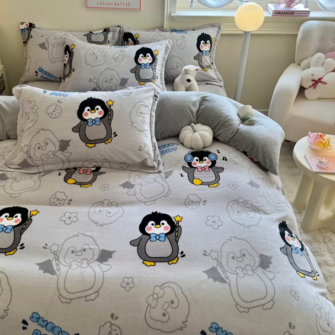 91家纺网 家纺一手货源 找家纺 名兮家居 2025新款卡通时尚风高克重印花牛奶绒四件套 企鹅宝宝