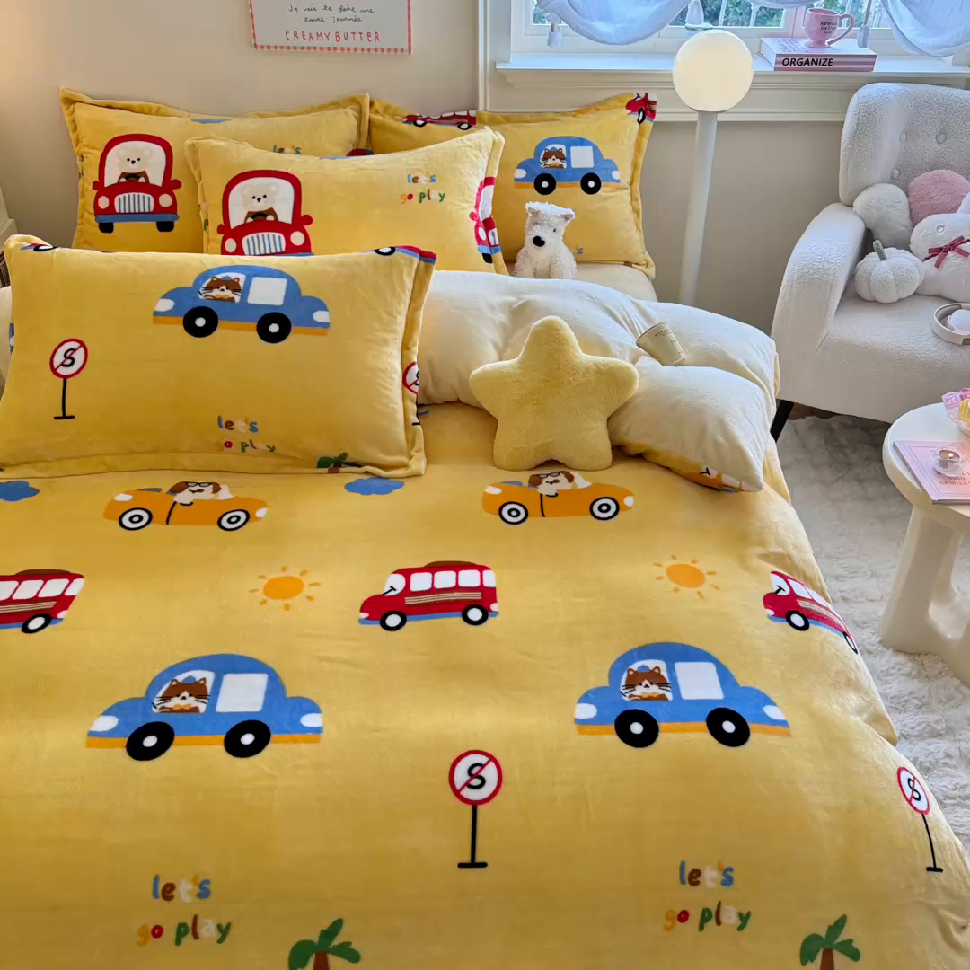 91家纺网 家纺一手货源 找家纺 名兮家居 2025新款卡通时尚风高克重印花牛奶绒四件套 汽车派对