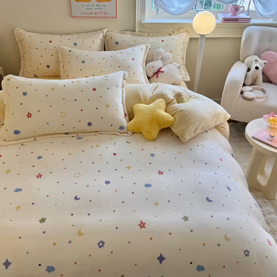 91家纺网 家纺一手货源 找家纺 名兮家居 2025新款卡通时尚风高克重印花牛奶绒四件套 童话星空