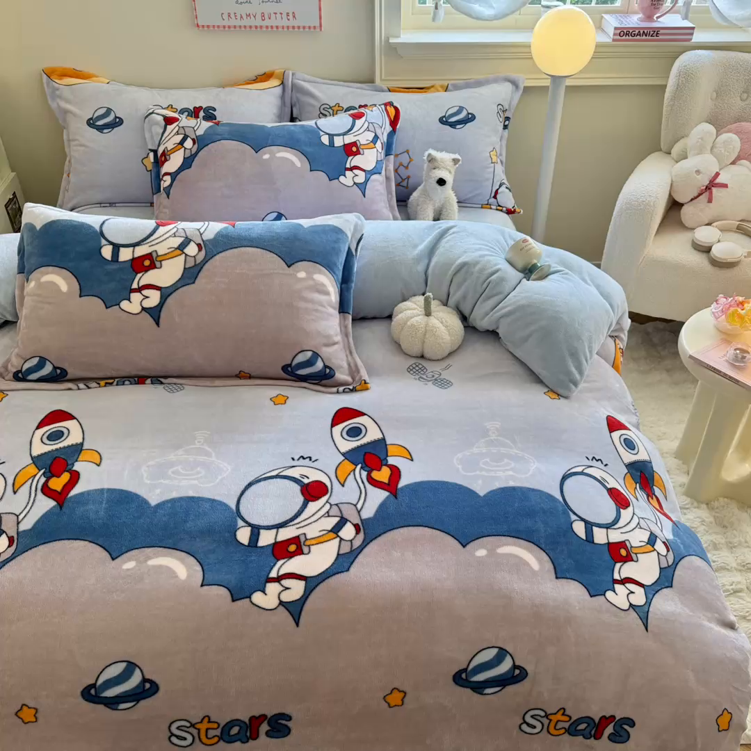 91家纺网 家纺一手货源 找家纺 名兮家居 2025新款卡通时尚风高克重印花牛奶绒四件套 宇航员