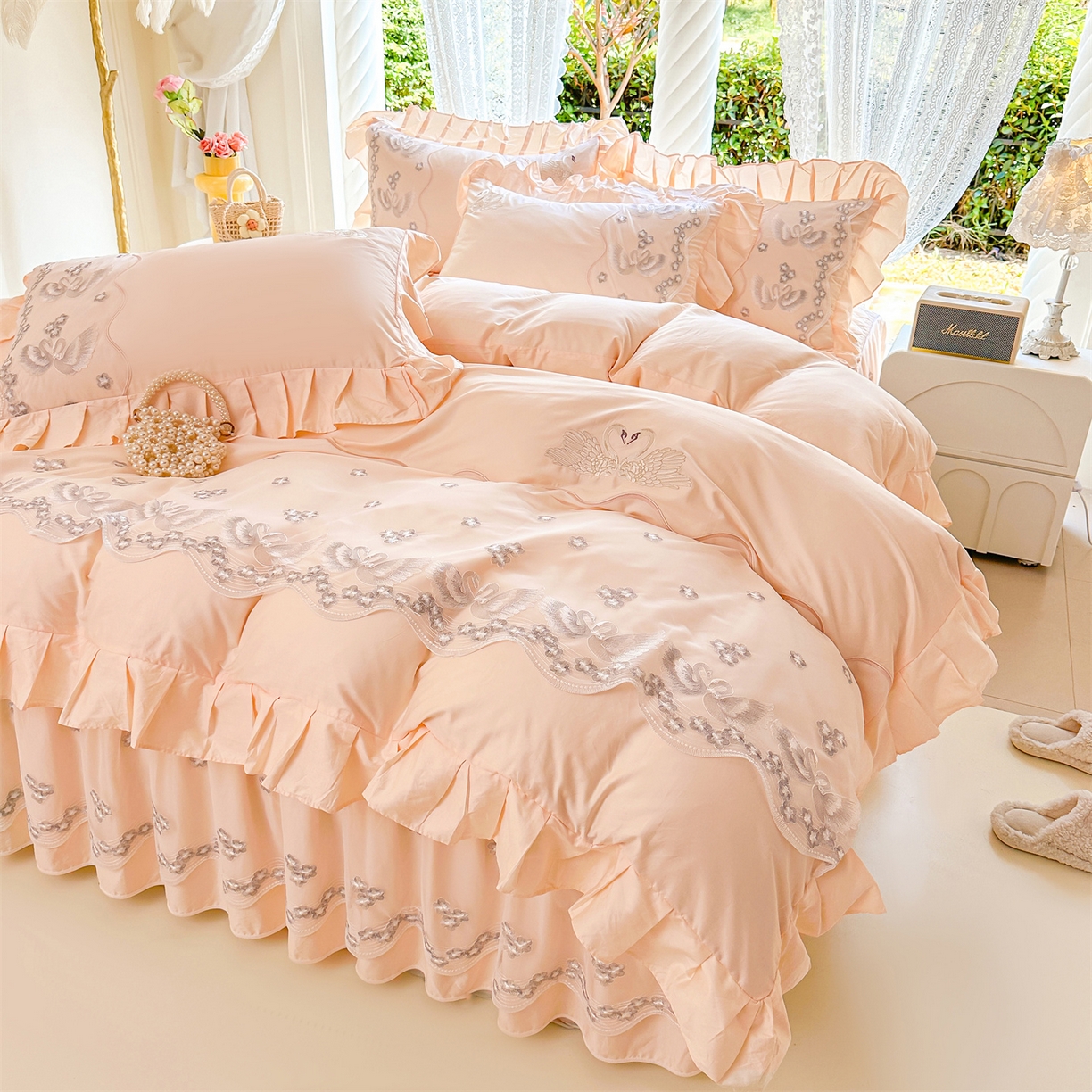 91家纺网 家纺一手货源 找家纺 （总）宜凡家纺 2025新款长绒棉绣花夹棉床裙四件套--天鹅之吻系列