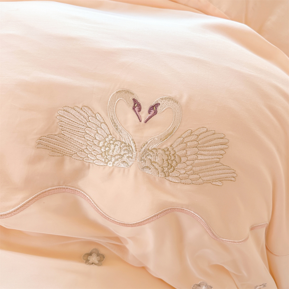 91家纺网 家纺一手货源 找家纺 （总）宜凡家纺 2025新款长绒棉绣花夹棉床裙四件套--天鹅之吻系列