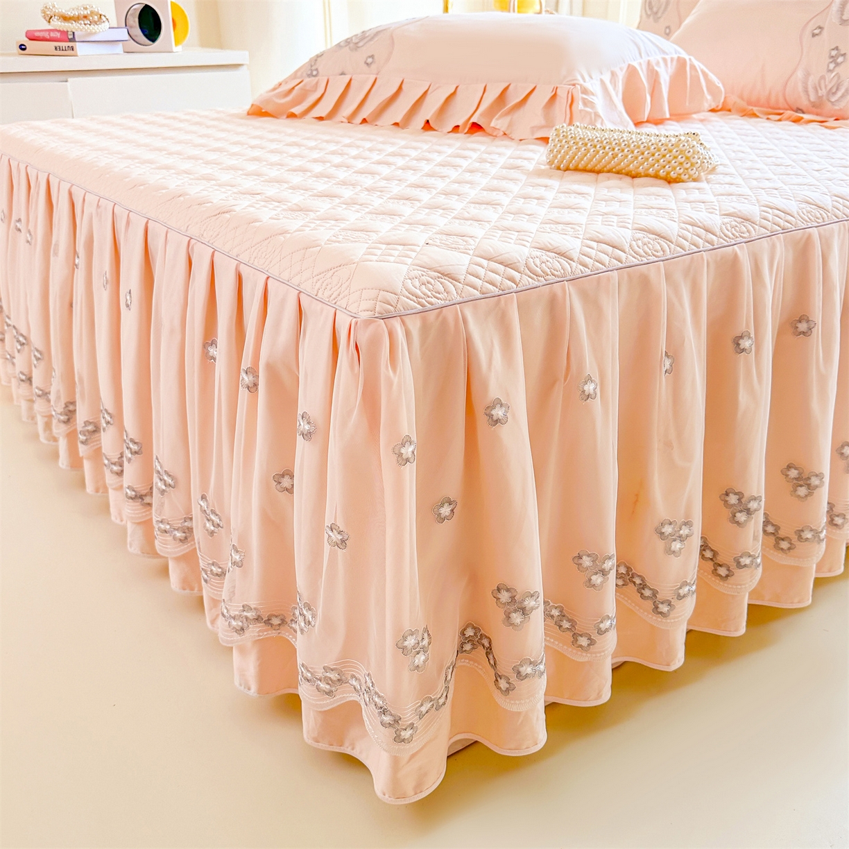 91家纺网 家纺一手货源 找家纺 （总）宜凡家纺 2025新款长绒棉绣花夹棉床裙四件套--天鹅之吻系列