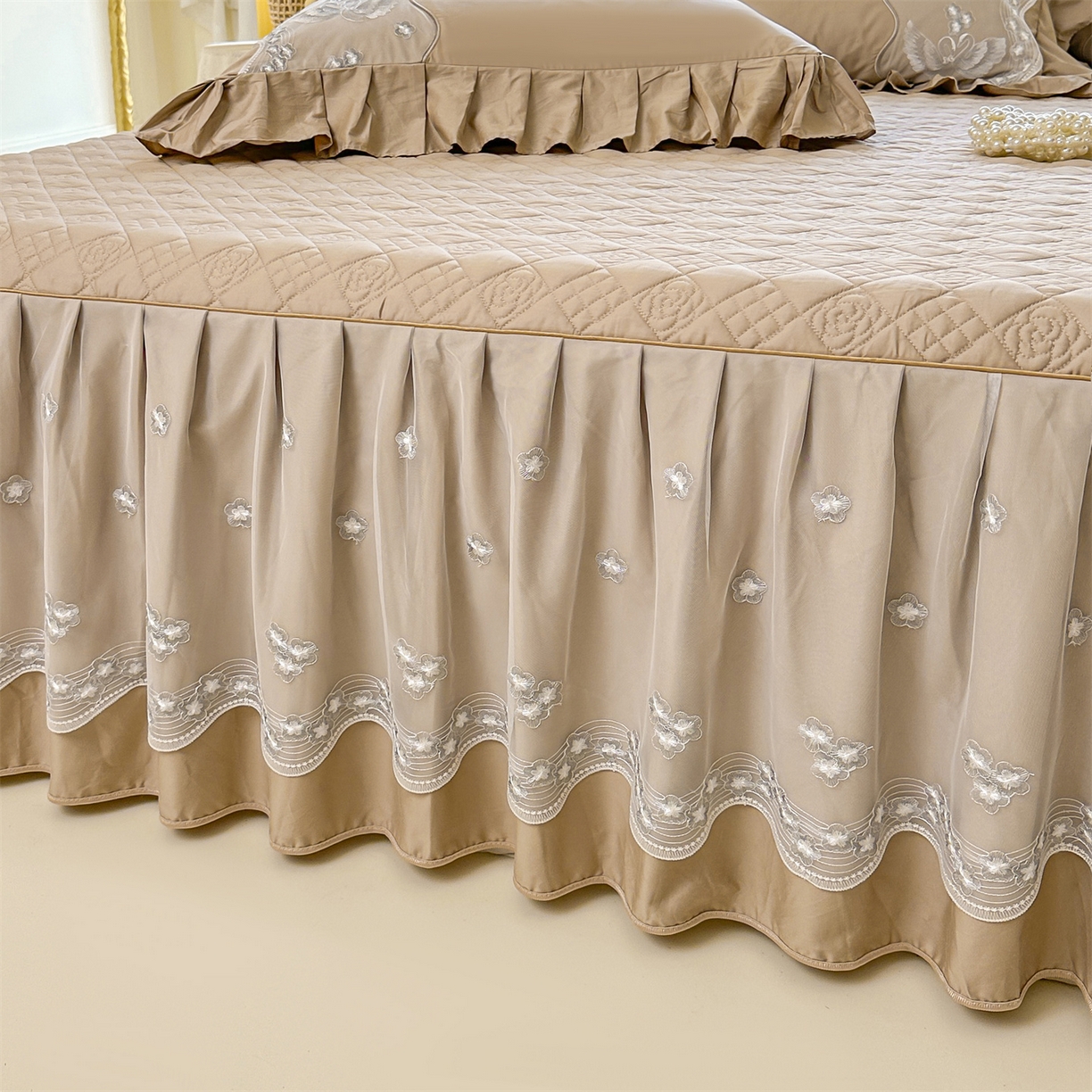 91家纺网 家纺一手货源 找家纺 宜凡家纺 2025新款长绒棉绣花夹棉床裙四件套--天鹅之吻系列 天鹅之吻-浅咖