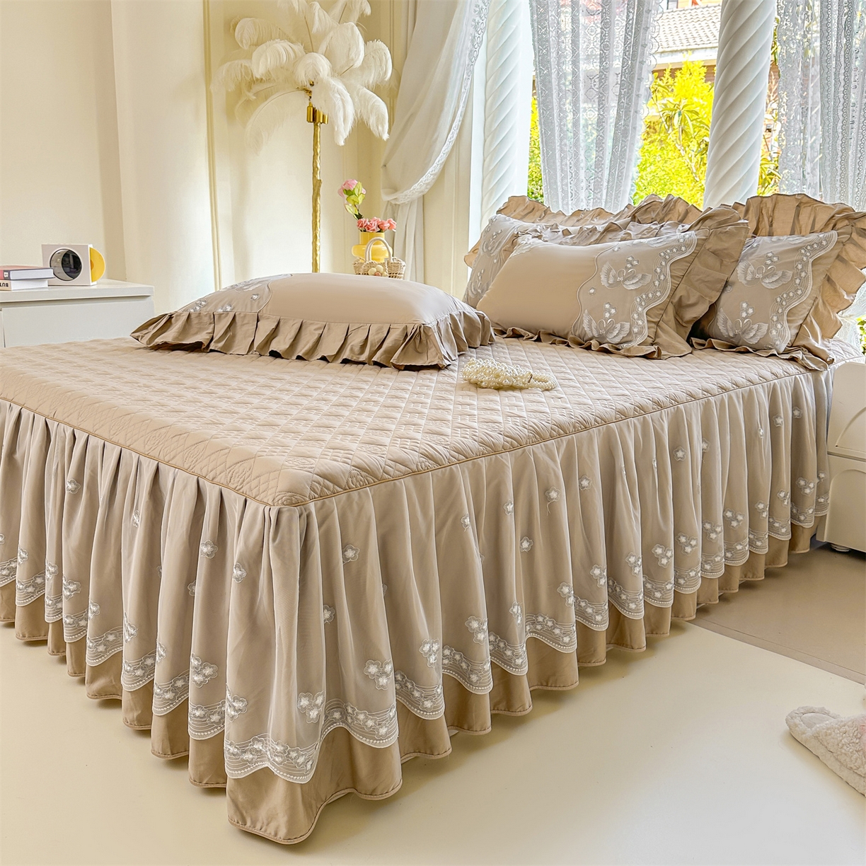 91家纺网 家纺一手货源 找家纺 宜凡家纺 2025新款长绒棉绣花夹棉床裙四件套--天鹅之吻系列 天鹅之吻-浅咖